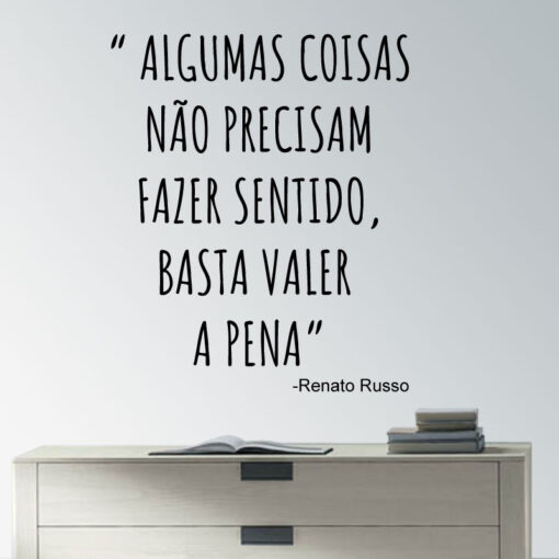 Algumas coisas não precisam fazer sentido, basta valer a pena. Autocolante decorativo de parede.