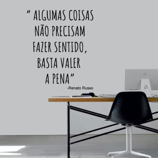 Algumas coisas não precisam fazer sentido, basta valer a pena. Autocolante decorativo de parede.