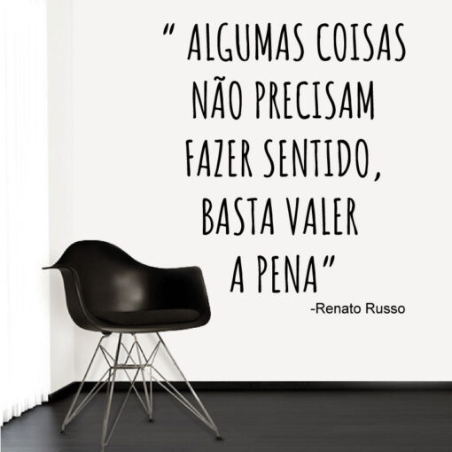 Algumas coisas não precisam fazer sentido, basta valer a pena. Autocolante decorativo de parede.