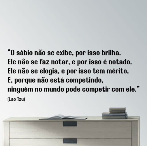 O sábio não se exibe, por isso brilha. Ele não se faz notar, e por isso é notado… frase (Lao Tzu) em vinil autocolante decorativo de parede