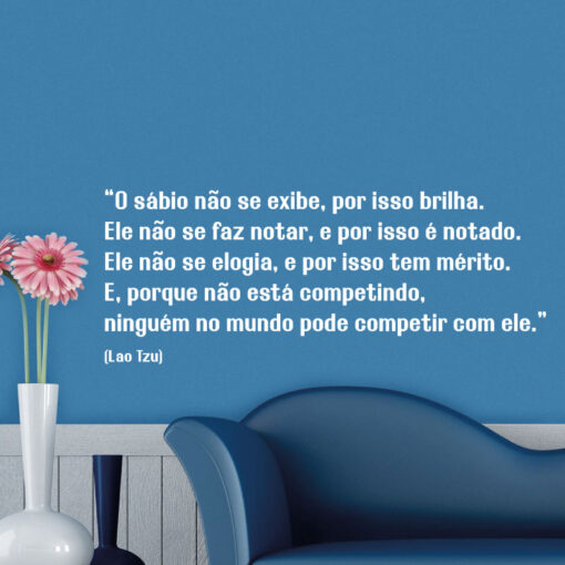 O sábio não se exibe, por isso brilha. Ele não se faz notar, e por isso é notado… frase (Lao Tzu) em vinil autocolante decorativo de parede