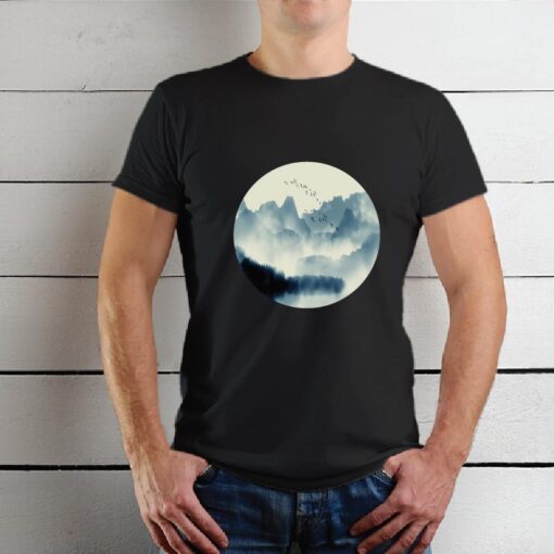 T-shirt Montanhas e pássaros. T-Shirts unissexo 100% Algodão, moderna e básica de manga curta com visual contemporâneo