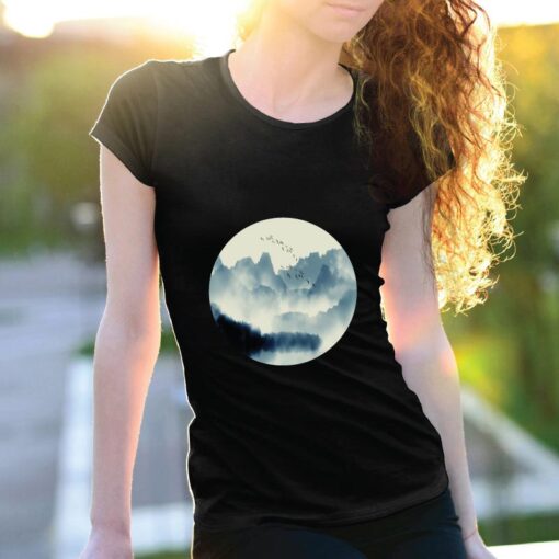 T-shirt Montanhas e pássaros. T-Shirts unissexo 100% Algodão, moderna e básica de manga curta com visual contemporâneo